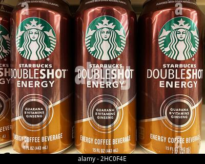 Evans, GA USA - 12 20 21: Kalte Kaffee-Energy-Drinks auf einem Einzelhandelsregal Stockfoto