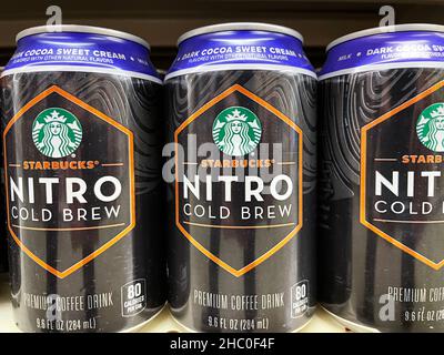 Evans, GA USA - 12 20 21: Kalte Kaffee-Energy-Drinks auf einem Einzelhandelsregal Stockfoto