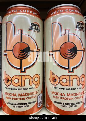 Evans, GA USA - 12 20 21: Kalte Kaffee-Energy-Drinks auf einem Einzelhandelsregal Stockfoto