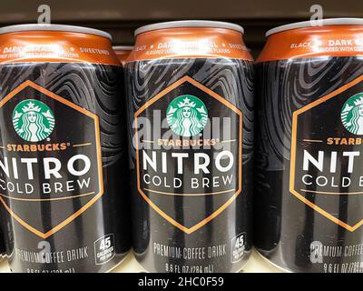 Evans, GA USA - 12 20 21: Kalte Kaffee-Energy-Drinks auf einem Einzelhandelsregal Stockfoto