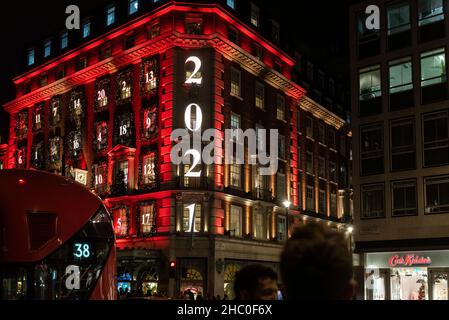 London, Großbritannien. 22. Dezember 2021. Die Weihnachtsdekorationen außerhalb von Fortnum & Mason auf Piccadilly, die in Form eines Adventskalender. Da die Coronavirus-Pandemie weiter anhält und sich die neue Omicron-Variante als hochgradig übertragbar erweist, wurden im letzten 24-Stunden-Zeitraum 106.122 Fälle registriert, das erste Mal seit Beginn der Pandemie über 100.000. Kredit: Stephen Chung / Alamy Live Nachrichten Stockfoto