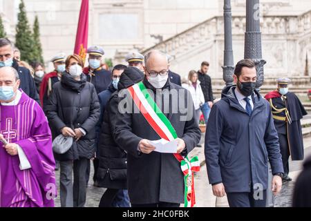 Rom, Italien. 22nd Dez 2021. Roberto Gualtieri kommt auf der Piazza del Campidoglio in Rom an (Foto: © Matteo Nardone/Pacific Press via ZUMA Press Wire) Stockfoto