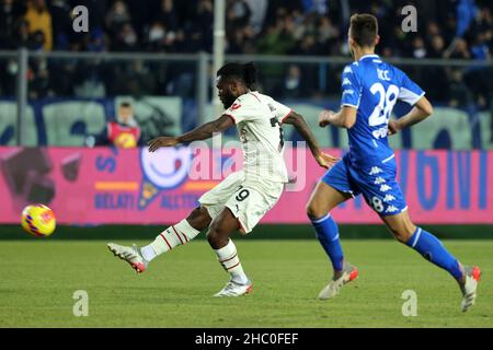 Empoli, Italien. 22nd Dez 2021. Franck Kessie von AC Milanin Aktion während des Fußballspiels der Serie A zwischen dem FC Empoli und AC Mailand im Stadion Carlo Castellani in Empoli (Italien), 22th. Dezember 2021. Foto Paolo Nucci/Insidefoto Kredit: Insidefoto srl/Alamy Live News Stockfoto