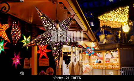 Beleuchteten Weihnachtsstern auf dem traditionellen Engelchen-Markt in Düsseldorf, Deutschland. Stockfoto