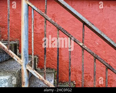 Nahaufnahme der verrosteten Metallschiene auf der Treppe zum Coquille River Lighthouse im Bullards Beach State Park, Oregon, USA Stockfoto