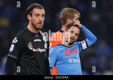 Napoli, Italien. 22nd Dez 2021. Dries Mertens von SSC Napoli dejection während des Serie A Fußballspiels zwischen SSC Napoli und Spezia Calcio im Diego Armando Maradona Stadion in Napoli (Italien), 22nd. Dezember 2021. Foto CesarePurini/Insidefoto Kredit: Insidefoto srl/Alamy Live News Stockfoto