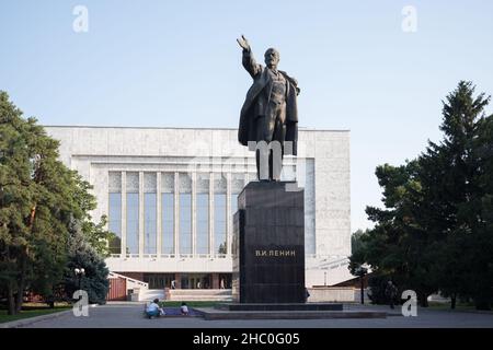 Lenin-Statue hinter dem National History Museum in Bischkek, Kirgisistan Stockfoto