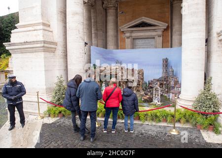 Rom, Italien. 22nd Dez 2021. Blick auf die Krippe auf der Piazza del Campidoglio in Rom (Bild: © Matteo Nardone/Pacific Press via ZUMA Press Wire) Stockfoto