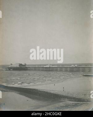 Antikes Foto aus dem Jahr c1900, der Palace Pier und sein Theater in Brighton, England. QUELLE: ORIGINAL-FOTODRUCK Stockfoto