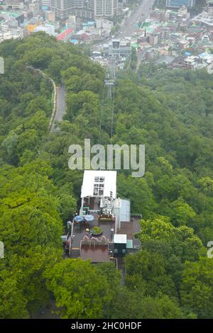 Blick hinunter auf die Seilbahnstation vom Namsan Tower in Seoul, Südkorea. Stockfoto