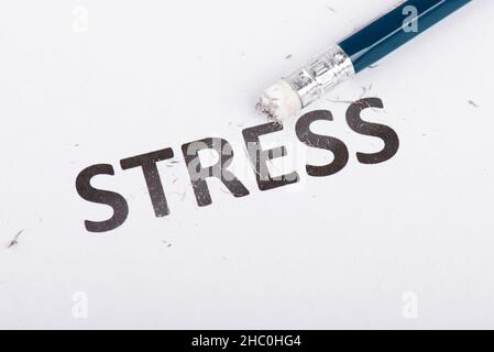 Das Wort Stress steht auf einem Papier, Stift mit Radierer, Burnout-Konzept, Depression Stockfoto