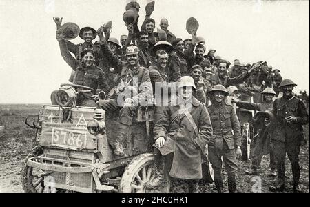 Dieses Foto zeigt kanadische Truppen auf ihrem Weg zum Kampf im Ersten Weltkrieg.Es erschien in Harold R Peat's Buch "Private Peat", das 1917 veröffentlicht wurde. Stockfoto