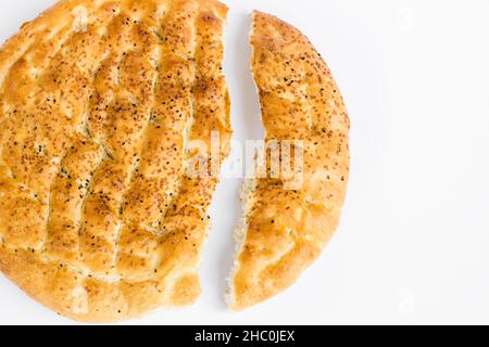 Traditionelles türkisches Ramadan-Brot, Pide auf weißer Oberfläche mit Kopierfläche geschnitten. Stockfoto