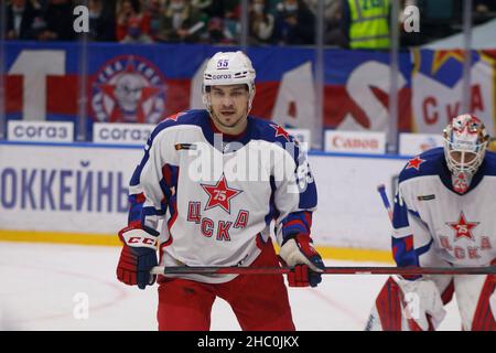 Sankt Petersburg, Russland. 22nd Dez 2021. Bogdan Kiselevich (55) von CSKA Moskau in Aktion gesehen während der 2021-22 KHL regulären Saison der Kontinental Hockey League zwischen SKA Sankt Petersburg und CSKA Moskau im Ice Sports Palace.Final Score; SKA Sankt Petersburg 3:2 CSKA Moskau Kredit: SOPA Images Limited/Alamy Live News Stockfoto