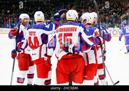 Sankt Petersburg, Russland. 22nd Dez 2021. Pavel Karnaukhov (15) vom CSKA Moskau hat während der regulären Saison 2021-22 der KHL der Kontinental Hockey League zwischen SKA Sankt Petersburg und CSKA Moskau im Eissportschalast gefeiert. Endergebnis; SKA Saint Petersburg 3:2 CSKA Moscow Credit: SOPA Images Limited/Alamy Live News Stockfoto