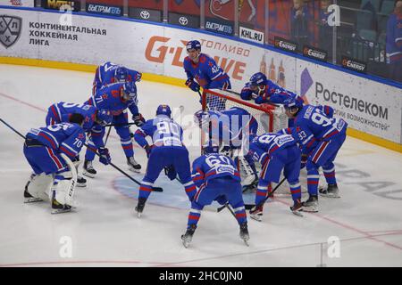 Sankt Petersburg, Russland. 22nd Dez 2021. Nikita Gusev (L), Jonas Kemppainen (R) von SKA Sankt Petersburg in Aktion gesehen während der KHL regulären Saison 2021-22 der Kontinental Hockey League zwischen SKA Sankt Petersburg und CSKA Moskau im Ice Sports Palace. Kredit: SOPA Images Limited/Alamy Live Nachrichten Stockfoto