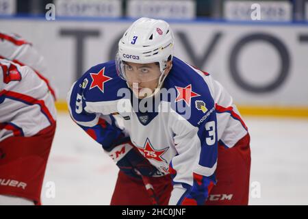 Sankt Petersburg, Russland. 22nd Dez 2021. John Gilmour (3) von CSKA Moskau in Aktion gesehen während der 2021-22 KHL regulären Saison der Kontinental Hockey League zwischen SKA Sankt Petersburg und CSKA Moskau im Ice Sports Palace.Final Score; SKA Sankt Petersburg 3:2 CSKA Moskau Kredit: SOPA Images Limited/Alamy Live News Stockfoto