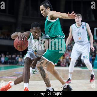 Breslau, Polen, 22nd. Dezember 2021. EUROCUP 7days: WKS Slask Wroclaw gegen Joventut Badalona in der Centennial Hall. Im Bild: Andreas Feliz (22),Travis Trice (0) © Piotr Zajac/Alamy Live News Stockfoto