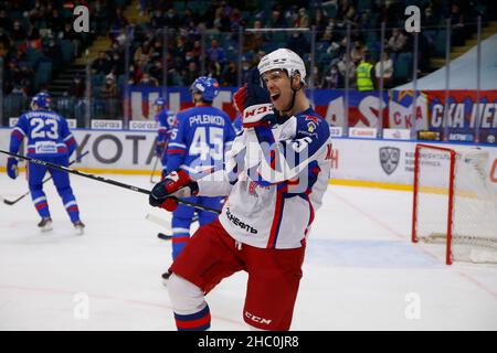 Sankt Petersburg, Russland. 22nd Dez 2021. Pavel Karnaukhov (15) vom CSKA Moskau hat während der regulären Saison 2021-22 der KHL der Kontinental Hockey League zwischen SKA Sankt Petersburg und CSKA Moskau im Ice Sports Palace gefeiert.Endstand; SKA Sankt Petersburg 3:2 CSKA Moskau Credit: SOPA Images Limited/Alamy Live News Stockfoto