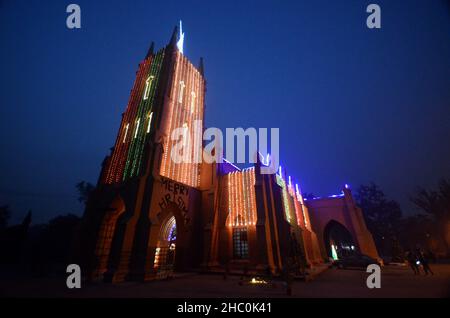 Peshawar, Khyber Pakhtunkhwa, Pakistan. 22nd Dez 2021. Schöne beleuchtete Ansicht der St. Johns Cathedral Church im Zusammenhang mit der Weihnachtsfeier kommt vor in Peshawar. (Bild: © Hussain Ali/Pacific Press via ZUMA Press Wire) Stockfoto