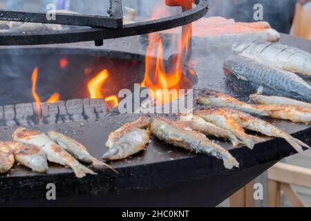 Prozess des kochens europäischer roch Fisch auf Brazier auf Food Festival: Close up Stockfoto