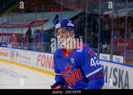 Sankt Petersburg, Russland. 22nd Dez 2021. Mikhail Vorobyov (42) von SKA Sankt Petersburg in Aktion während der 2021-22 KHL regulären Saison der Kontinental Hockey League zwischen SKA Sankt Petersburg und CSKA Moskau im Ice Sports Palace gesehen.Final Score; SKA Sankt Petersburg 3:2 CSKA Moskau (Foto von Maksim Konstantinov/SOPA Images/Sipa USA) Kredit: SIPA USA/Alamy Live News Stockfoto