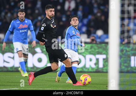 Neapel, Italien. 22nd Dez 2021. Eljif Elmas von SSC Napoli während der Serie Ein Spiel zwischen Napoli und Spezia Calcio im Stadio Diego Armando Maradona, Neapel, Italien am 22. Dezember 2021. Kredit: Giuseppe Maffia/Alamy Live Nachrichten Stockfoto