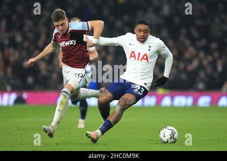 London, Großbritannien. 22nd Dez 2021. Steven Bergwijn von Tottenham Hotspur (R) hält sich vor Harrison Ashby von West Ham United (L) zurück. Carabao Cup Viertelfinalspiel, Tottenham Hotspur gegen West Ham Utd im Tottenham Hotspur Stadium in London am Mittwoch, 22nd. Dezember 2021. Dieses Bild darf nur für redaktionelle Zwecke verwendet werden. Nur zur redaktionellen Verwendung, Lizenz für kommerzielle Nutzung erforderlich. Keine Verwendung bei Wetten, Spielen oder Veröffentlichungen in einem Club/einer Liga/einem Spieler. PIC von Steffan Bowen/Andrew Orchard Sports Photography/Alamy Live News Credit: Andrew Orchard Sports Photography/Alamy Live News Stockfoto