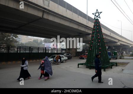 Peshawar, Khyber Pakhtunkhwa, Pakistan. 22nd Dez 2021. Schöne beleuchtete Ansicht der St. Johns Cathedral Church im Zusammenhang mit der Weihnachtsfeier kommt vor in Peshawar. (Bild: © Hussain Ali/Pacific Press via ZUMA Press Wire) Stockfoto