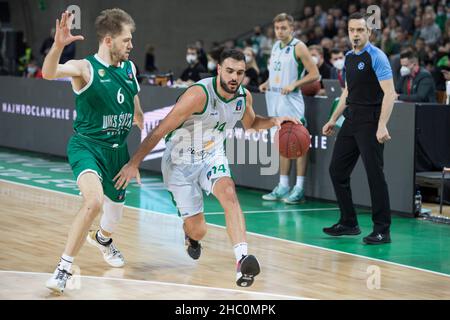Breslau, Polen, 22nd. Dezember 2021. EUROCUP 7days: WKS Slask Wroclaw gegen Joventut Badalona in der Centennial Hall. Im Bild: Albert Ventura (14), Kodi Justice (6) © Piotr Zajac/Alamy Live News Stockfoto