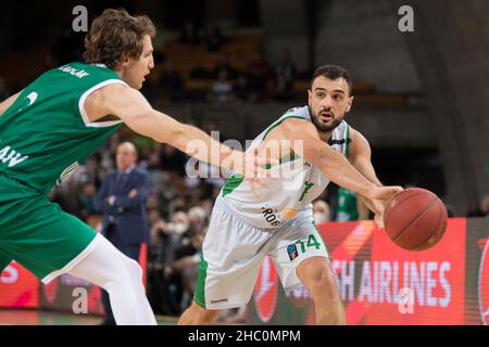 Breslau, Polen, 22nd. Dezember 2021. EUROCUP 7days: WKS Slask Wroclaw gegen Joventut Badalona in der Centennial Hall. Im Bild: Albert Ventura (14) © Piotr Zajac/Alamy Live News Stockfoto