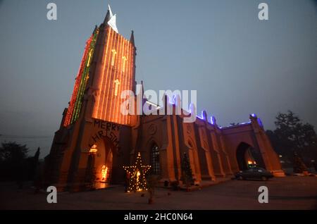 Peshawar, Khyber Pakhtunkhwa, Pakistan. 22nd Dez 2021. Schöne beleuchtete Ansicht der St. Johns Cathedral Church im Zusammenhang mit der Weihnachtsfeier kommt vor in Peshawar. (Bild: © Hussain Ali/Pacific Press via ZUMA Press Wire) Stockfoto