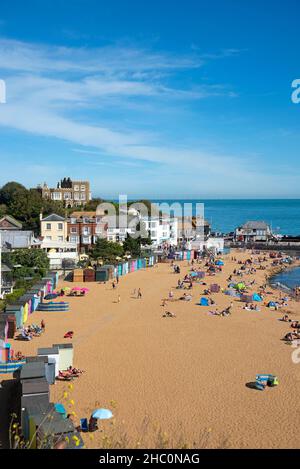 Menschen, die am Strand in Broadstairs in Kent sonnenbaden und spielen Stockfoto