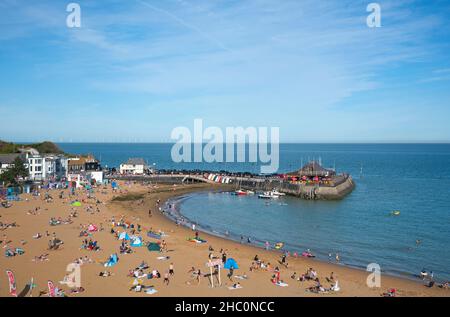 Menschen, die am Strand in Broadstairs in Kent sonnenbaden und spielen Stockfoto