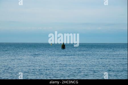 Blick über den Horizont in Margate mit der gusseisernen Skulptur von Antony Gormley im Vordergrund Stockfoto