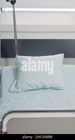 Leerer Reanimationsraum mit Geräten für die Intensivpflege. Niemand auf der Krankenhausabteilung, die mit Herzfrequenzsensor, Bett und Infusionsbeutel für die Patientenversorgung und Heilung ausgestattet ist. Stockfoto