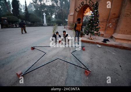 Peshawar, Khyber Pakhtunkhwa, Pakistan. 22nd Dez 2021. Schöne beleuchtete Ansicht der St. Johns Cathedral Church im Zusammenhang mit der Weihnachtsfeier kommt vor in Peshawar. (Bild: © Hussain Ali/Pacific Press via ZUMA Press Wire) Stockfoto