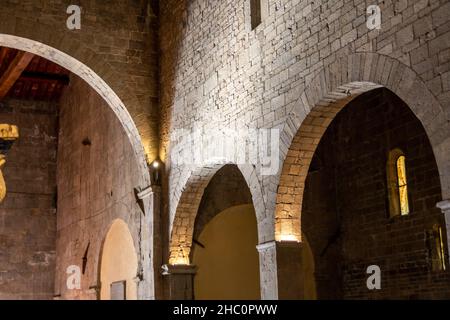 Gewölbebögen in der Kathedrale von Barga Stockfoto
