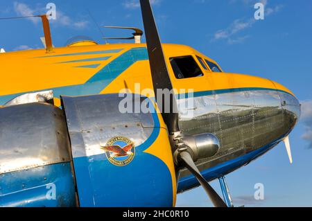 Douglas DC-3 9Q-CUK, beim Goodwood Revival. Douglas C-47B Skytrain von betrieben vom Vallentuna Aviatörförening Aviation Club. Pratt & Whitney-Logo Stockfoto