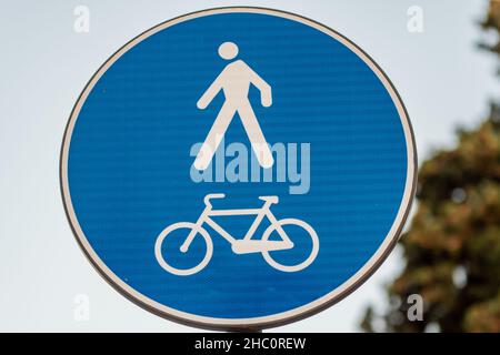 Straßenschild mit Hinweis auf einen für Radfahrer und Fußgänger reservierten Weg. Stockfoto