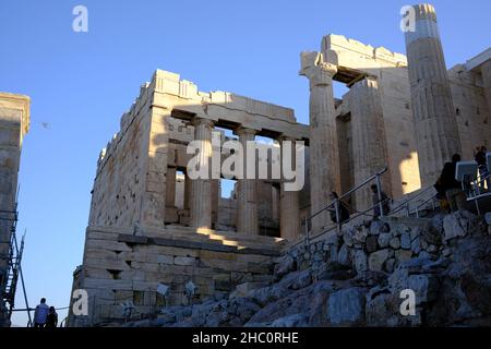 Menschenmassen am Eingang zur Akropolis in Athen, Griechenland Stockfoto