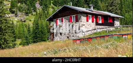 Berghütte im Fassa-Tal Stockfoto