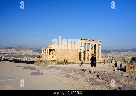 Touristen besuchen die Akropolis in Athen, Griechenland Stockfoto