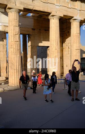 Touristen besuchen die Akropolis in Athen, Griechenland Stockfoto