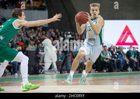 Breslau, Polen, 22nd. Dezember 2021. EUROCUP 7days: WKS Slask Wroclaw gegen Joventut Badalona in der Centennial Hall. Im Bild: Arturs Zagars (32) © Piotr Zajac/Alamy Live News Stockfoto