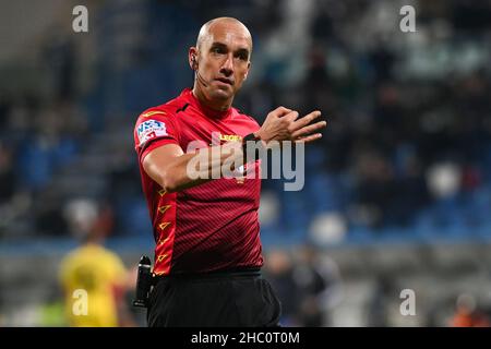 Reggio Emilia, Italien. 22nd Dez 2021. Fabbri Schiedsrichter des Spiels während US Sassuolo gegen Bologna FC, italienische Fußballserie A Spiel in Reggio Emilia, Italien, Dezember 22 2021 Quelle: Independent Photo Agency/Alamy Live News Stockfoto