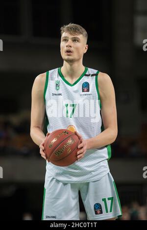 Breslau, Polen, 22nd. Dezember 2021. EUROCUP 7days: WKS Slask Wroclaw gegen Joventut Badalona in der Centennial Hall. Im Bild: Kriss Helmanis (17) © Piotr Zajac/Alamy Live News Stockfoto