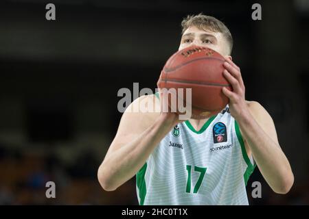 Breslau, Polen, 22nd. Dezember 2021. EUROCUP 7days: WKS Slask Wroclaw gegen Joventut Badalona in der Centennial Hall. Im Bild: Kriss Helmanis (17) © Piotr Zajac/Alamy Live News Stockfoto