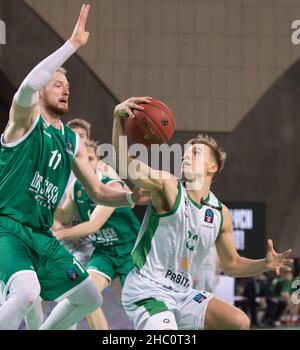 Breslau, Polen, 22nd. Dezember 2021. EUROCUP 7days: WKS Slask Wroclaw gegen Joventut Badalona in der Centennial Hall. Im Bild: Arturs Zagars (32), Aleksander Dziewa (11) © Piotr Zajac/Alamy Live News Stockfoto