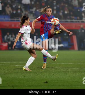 Sabadell, Barcelona, Spanien. 22nd Dez 2021. ALEXIA PUTELLAS (FC Barcelona) und ALBA RUIZ (Madrid CFF) kämpfen in der ersten Liga der Frauen zwischen dem FC Barcelona und Madrid CFF bei Johan Cruyff um den Ball. Barcelona gewann 7:0. Quelle: Xavi Urgeles/ZUMA Wire/Alamy Live News Stockfoto